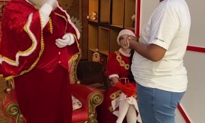 Deaf Student Meets a Santa Who Knows Sign Language