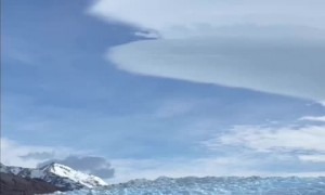 Remarkable video of ice caps melting in front of tourists 