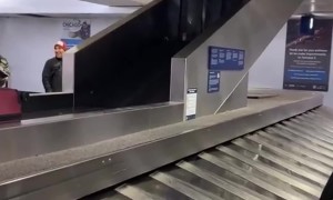 Baggage Claim Conveyor Appears to Malfunction at Chicago Airport