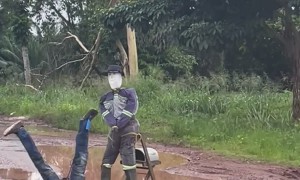 Citizens Use Creative Methods to Let Drivers Know of Road Craters