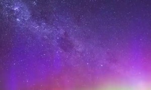 Mesmerizing footage of the Aurora Australis and its colorful lights 