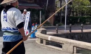Fearless dude climbs bridge and executes epic boat jump