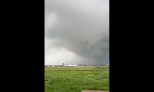 Massive tornado formation near the O'Hare airport caught on camera 