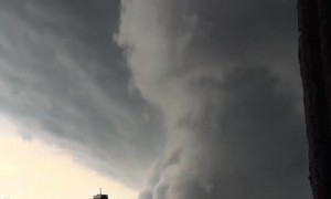 Unrealistic footage shows huge thunderstorm clouds in Toronto  