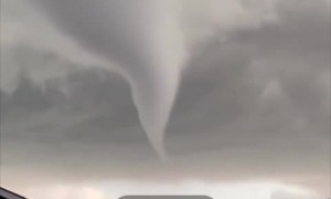Amazing tornado formation caught on camera in Canada 