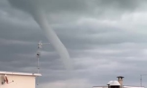 Insane tornado formation caught on camera near Francavilla al Mare in Abruzzo
