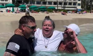 Kind & selfless man helps an elderly woman's ocean dream a reality