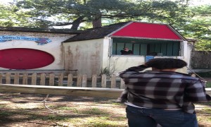 Guy Drenches a Sassy Wench at Texas Renaissance Festival