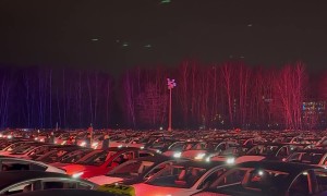 687 Teslas Gather to Put on a Lightshow