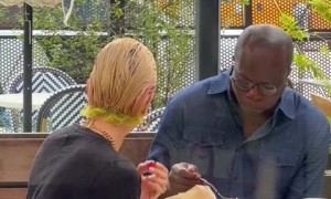  Kind-hearted couple treats a homeless man to a nourishing meal