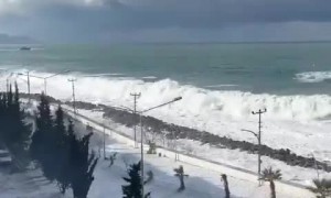 Huge wave hits street light, causing electricity on Tirebolu coastal road