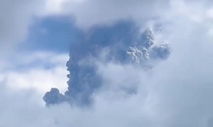 Mount Merapi spits out hot clouds resulting in ash rain 