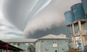 Massive Shelf Cloud Precedes Intense Storm