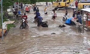 Rare Bono Wave Floods Shore
