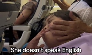 Kind lady makes incredible bond with little girl during flight 