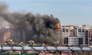 A  huge fire is burning in a 14-story building in Valencia