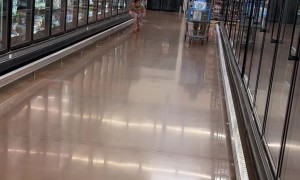 Grocery Shopper Spontaneously Joins Race