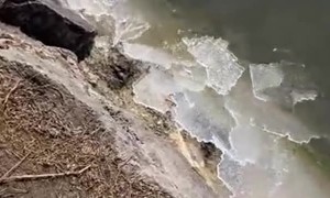 Massive Ice Patch Crashes into Shore at Twin Lakes