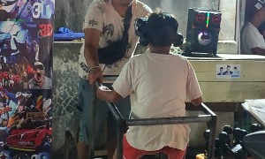 Manual Manipulation of Virtual Reality