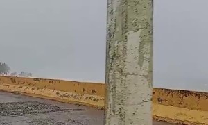 Crashing Waves Soak Vehicle