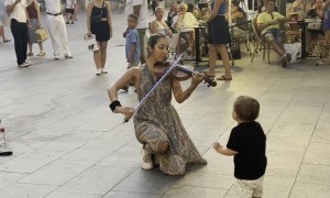Street Violinist Enchants Young Boy