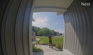 FedEx Driver Dances Up to Doorway