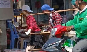 Street Merchant Brings "Backup Dancers"