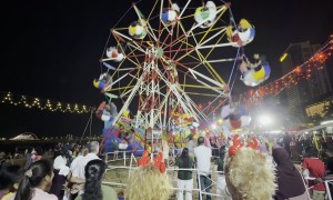 Human-powered Ferris Wheel With Acrobatic Operators