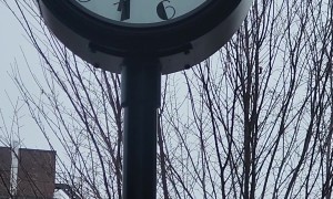 Funky Clock Rotates Face Instead of Hands