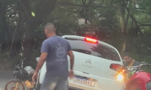 Motorists Stop To Help Stuck Car