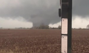 Family Flees From F3 Tornado