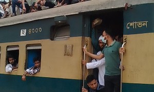 Protest Atop Crowded Train in Dhaka