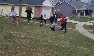 Kids Chase Easter Bunny to Grab Prizes