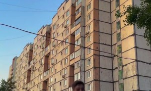 Expertly Juggling Five Balls While Head Bouncing Another