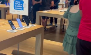 Major Crash Out at the Apple Store
