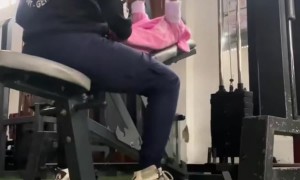 Dad Teaches His Daughter to Lift