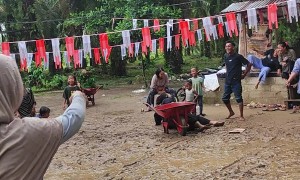 Community Cheers For Couples' Wheelbarrow Races