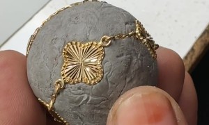 Gold Jewelry Gets Design