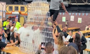 Shoulders Support Oktoberfest Cup Pyramid