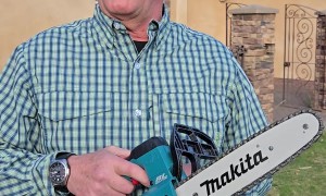 Brad Byers Cuts an Apple Held in His Teeth With a Chainsaw While Blindfolded