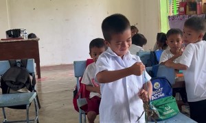 Student Gives His Teacher a Mud Crab