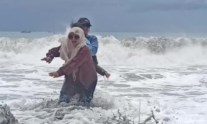 Wave Crashes on Family Trying to Take Aesthetic Video