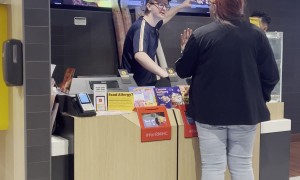 Fast Food Worker Starts Shouting Over Manager's Treatment