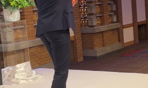 Champagne Sabrage Fail on Stage