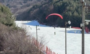 Paraglider Makes Emergency Landing on Ski Slope After Two-Hour Flight in South Korea