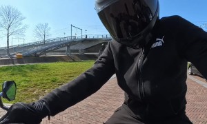 Cyclist Wrecks With Motorcycle When Trying to Overtake From the Right