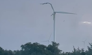 Wind Turbine Failure Caught On Camera