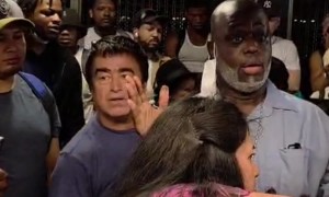 Little Girl Gets Her Hand Stuck In NYC Subway Door
