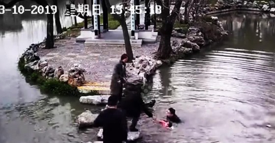 Woman Rescues Man Heroic man rescues old woman and her grandson that fall into pond ...