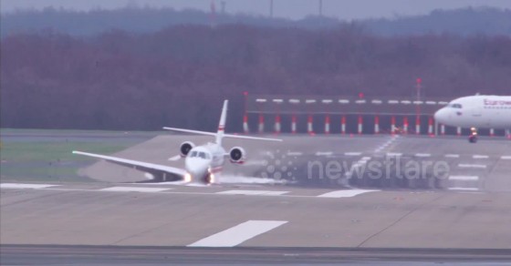 Inplane Rocking Watch as Cessna plane rocks from side to side and wing nearly touches ...